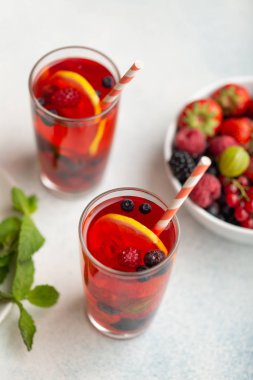 Limonlu ve nane aromalı taze yaz meyveli içecek..