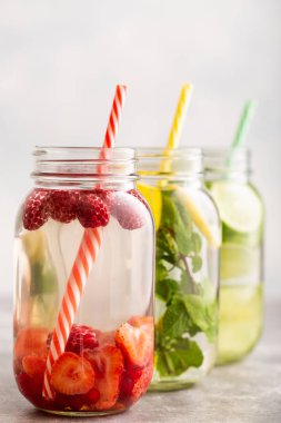 Kavanozlarda ahududu, limon, kireç ve nane ile detoks suyu.