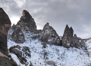 Antik konutlar volkanik kayalarda oyulmuş. Kapadokya, Türkiye.