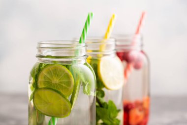 Kavanozlarda ahududu, limon, kireç ve nane ile detoks suyu.