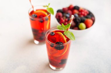 Limonlu ve nane aromalı taze yaz meyveli içecek..