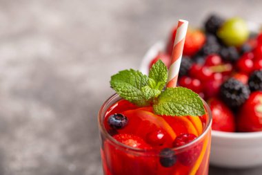 Limon ve naneli taze yaz meyvelerinden yapılmış ferahlatıcı bir içecek..