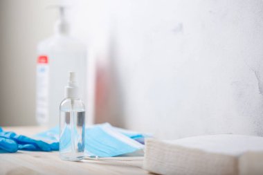 El dezenfekte spreyi. El koruması için dezenfektan. Tıbbi maskeler ve eldivenler. Virüs koruması.