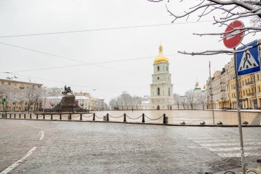 Kyiv, Ukrayna - 22 Mart 2020 St. Sophia Katedrali. Sofievskaya Meydanı. Şehirde insanların olmadığı popüler bir yer. COVID-19 sırasında karantina.