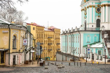 Kyiv, Ukrayna - 22 Mart 2020: St. Andrew soyu - eski kasaba. Şehirde insanların olmadığı popüler bir yer. COVID-19 sırasında karantina.