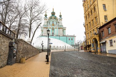 Kyiv, Ukrayna - 22 Mart 2020: Ortodoks St. Andrew Kilisesi St. Andrew 's Descentd' deki eski kasaba. Şehirde insanların olmadığı popüler bir yer. COVID-19 sırasında karantina.