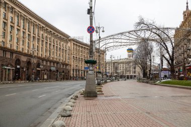 Kyiv, Ukrayna - 22 Mart 2020 Khreschatyk Caddesi. Kyiv 'in ana caddesi. Şehir merkezi. Şehirde insanların olmadığı çok popüler bir yer. COVID-19 sırasında karantina.