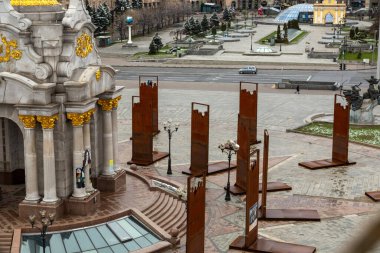 Kyiv, Ukrayna - 22 Mart 2020: Bağımsızlık Meydanı Parçası. Ukrayna kahramanlarının anıtı. Şehirde insanların olmadığı popüler bir yer. COVID-19 sırasında karantina. Majdan Nezalezhnosti.
