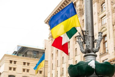 Kyiv, Ukrayna - 22 Mart 2020: Kiev İl Meclisi yakınlarındaki Ukrayna ve İtalya bayrakları. Salgın COVID-19 sırasında bir dayanışma eylemi.