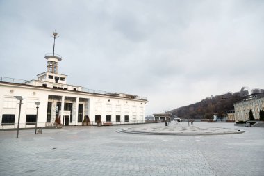 Kyiv, Ukrayna - 22 Mart 2020 Kiev 'deki Posta Meydanı' ndaki eski nehir limanı. Şehirde insanların olmadığı popüler bir yer. COVID-19 sırasında karantina.