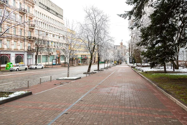 Kyiv Ukrayna Mart 2020 Kyiv Bogdan Khmelnitsky Caddesi Şehirde Insanların — Stok fotoğraf