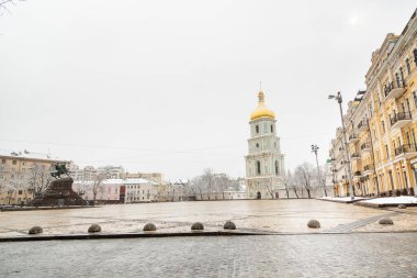 Kyiv, Ukrayna - 22 Mart 2020 St. Sophia Katedrali. Sofievskaya Meydanı. Şehirde insanların olmadığı popüler bir yer. COVID-19 sırasında karantina.