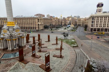 Kyiv, Ukrayna - 22 Mart 2020 Bağımsızlık Meydanı. Şehirde insanların olmadığı popüler bir yer. Kyiv 'in ana meydanı. COVID-19 sırasında karantina. Majdan Nezalezhnosti.