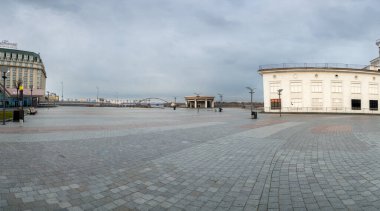 Kyiv, Ukrayna - 22 Mart 2020 Kiev Posta Meydanı. Şehirde insanların olmadığı popüler bir yer. COVID-19 sırasında karantina.