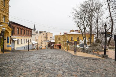 Kyiv, Ukrayna - 22 Mart 2020: St. Andrew soyu - eski kasaba. Şehirde insanların olmadığı popüler bir yer. COVID-19 sırasında karantina.