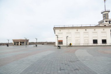 Kyiv, Ukrayna - 22 Mart 2020 Kiev Posta Meydanı. Şehirde insanların olmadığı popüler bir yer. COVID-19 sırasında karantina.