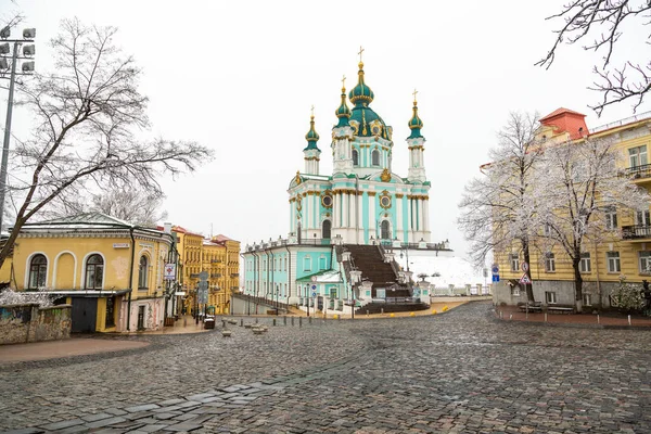 Kyiv, Ukrayna - 22 Mart 2020: St. Ortodoks Andrew Kilisesi ve Andrew 's Descentd' in başlangıcı. Şehirde insanların olmadığı popüler bir yer. COVID-19 sırasında karantina.