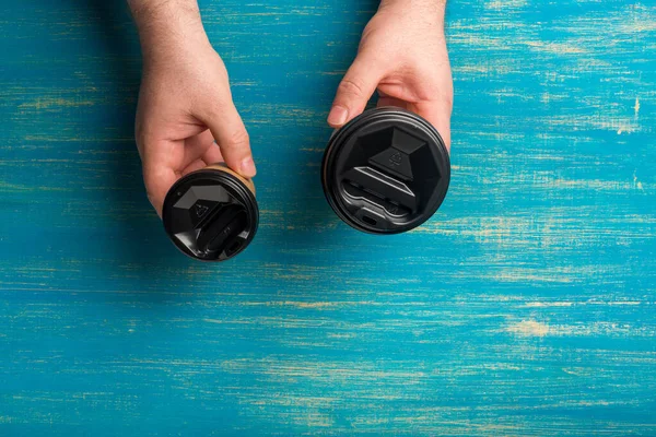 Deux Tasses Papier Jetables Pour Café Dans Une Main Masculine — Photo