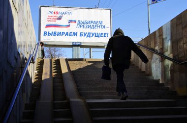 Sokak Billboard Rusya cumhurbaşkanı seçimi için bilgi desteği. Bir yeraltı yaya geçidi görüntüleyin. St. Petersburg. Rusya