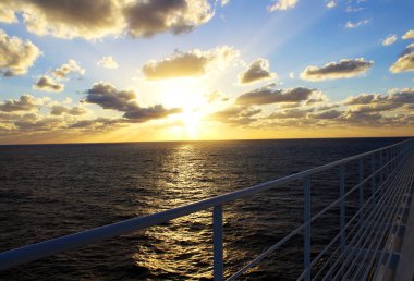 Gün batımı görünümünden Karayipler cruise gemi güverte