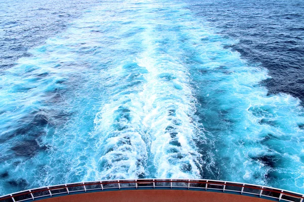 Cruise ship den görülen mavi okyanus dalgaları