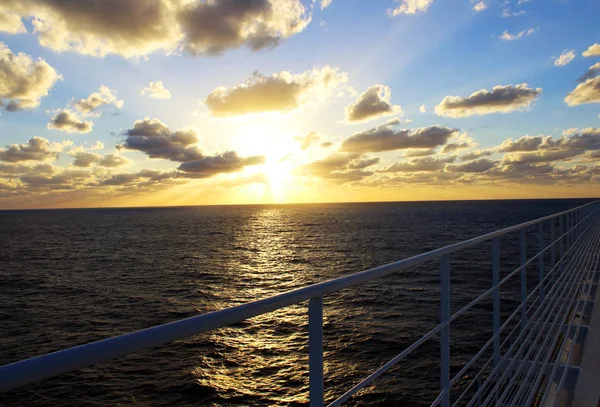 Gün batımı görünümünden Karayipler cruise gemi güverte