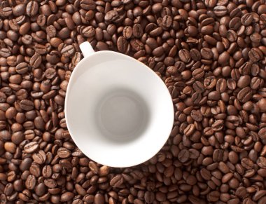 kahve fincanı kahve çekirdekleri üzerine