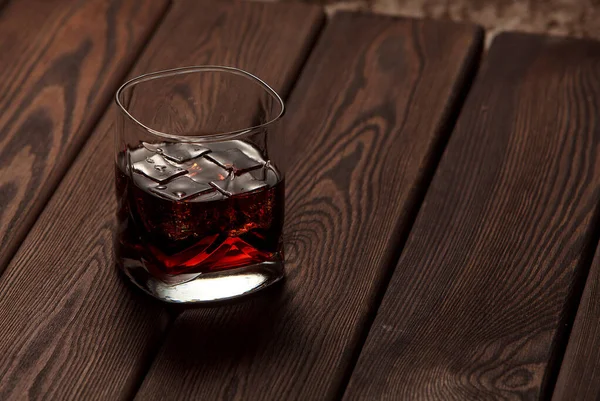 Whisky Con Hielo Una Mesa Madera — Foto de Stock