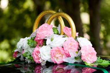 Düğün için dekorasyon, çiçekler, yüzükler.