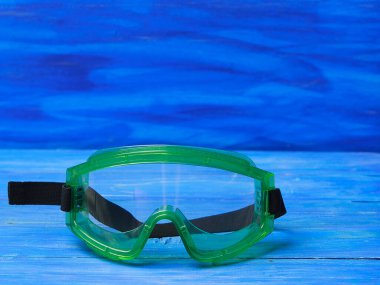 Mavi arka planda plastik güvenlik gözlükleri