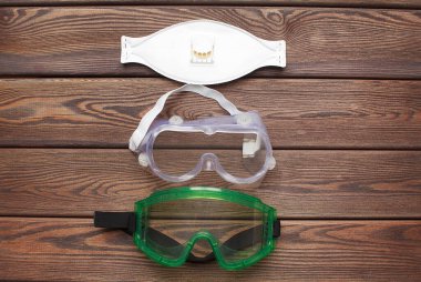 Koronavirüs maskesi ve koruyucu gözlüklerden korunmak için temel malzemeler.