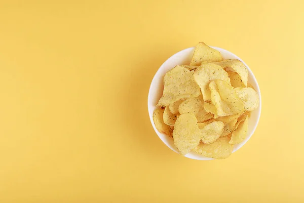 Knusprige Kartoffelchips Schüssel Auf Gelbem Hintergrund Draufsicht — Stockfoto
