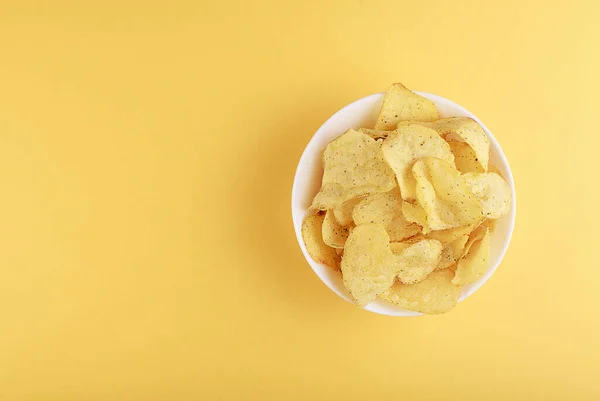 Ropogós Chips Tálban Sárga Alapon Felülnézet — Stock Fotó