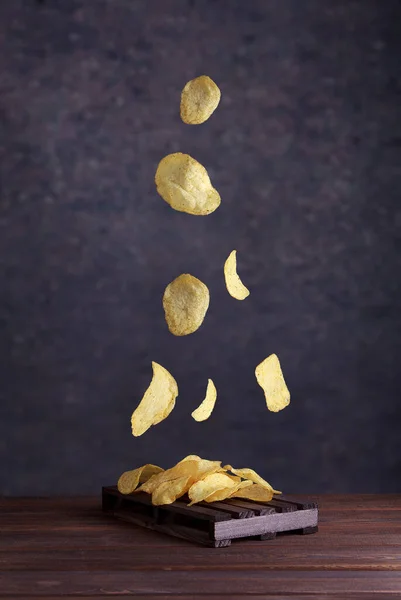 Картопляні Чіпси Потрапляють Глиняну Миску Сірому Фоні Літаючі Фішки Крупним — стокове фото