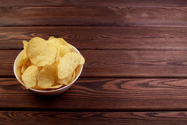 Chips Aus Käse Und Schnittlauch Brauner Schüssel Auf Hölzernem Hintergrund — Stockfoto