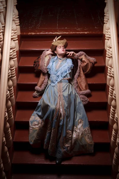 Дівчина Синій Вінтажній Сукні Століття Лежала Сходах — стокове фото