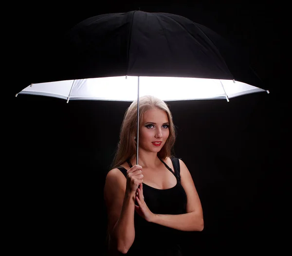 Hermosa Chica Con Paraguas Negro Sobre Fondo Negro —  Fotos de Stock