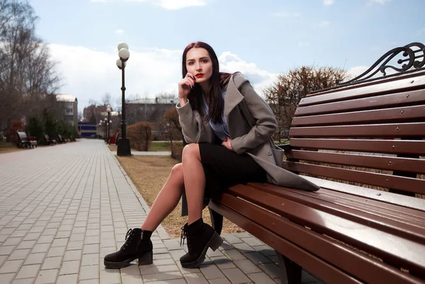 Bruneta Fata Sitting Bancă — Fotografie, imagine de stoc