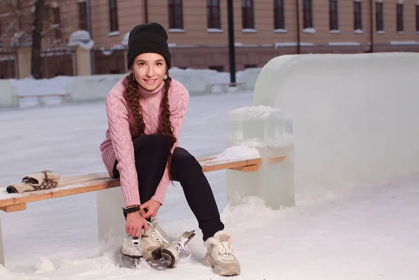 Jovem Mulher Bonita Colocando Patins Antes Patinar — Fotografia de Stock