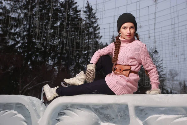 Жінка Катається Ковзанах Сидить Льоду — стокове фото