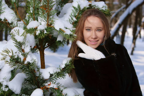 Winter Outdoor Portrait Cute Positive Young Girl Smiling Having Fun — Stock Photo, Image