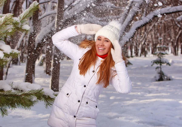 Téli Szabadtéri Portré Aranyos Pozitív Fiatal Lány Mosolygós Szórakozás Természetes — Stock Fotó