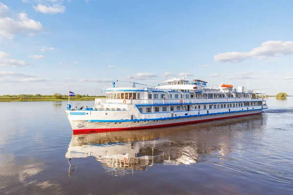 Çift güverteli nehir yolcu gemisi su yansıması ile