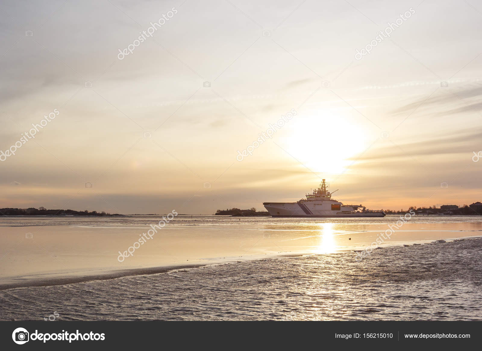 Expédier Au Coucher Du Soleil Le Soleil Dans La Baie De