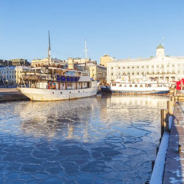 Helsinki, Finlandiya için iskelede gemiler