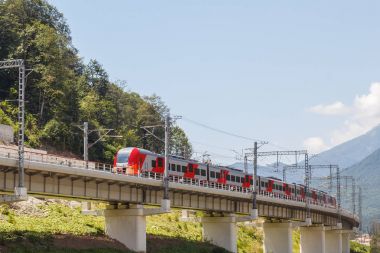 Dağlarda yüksek hızlı tren