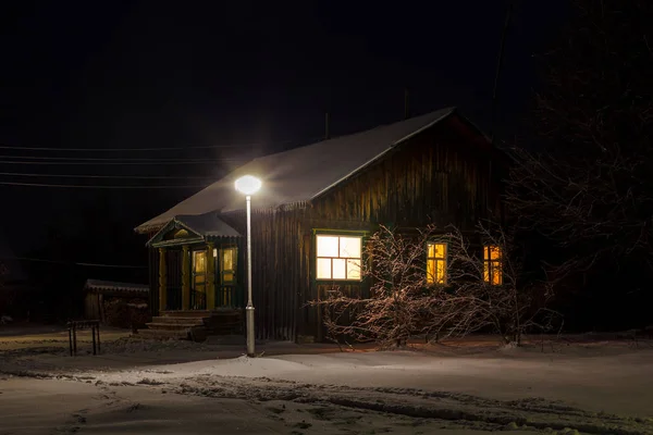 Evin ve köyün akşam fener — Stok fotoğraf