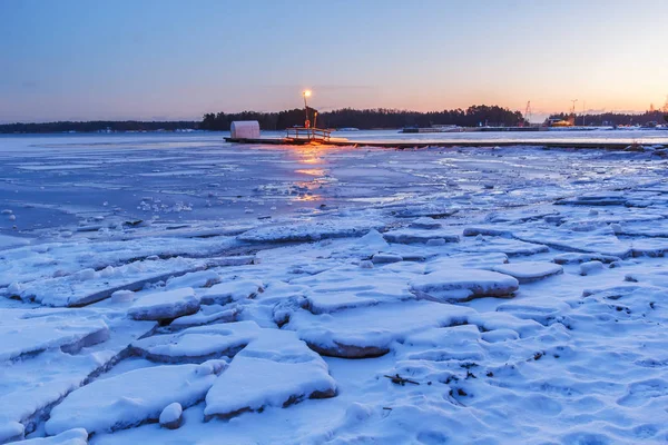 Όγκους πάγου της ακτής της Φινλανδίας κόλπο στο Espoo, Φινλανδία — Φωτογραφία Αρχείου