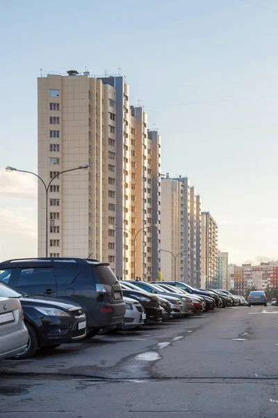 Parken im Hof eines Wohnhauses — Stockfoto