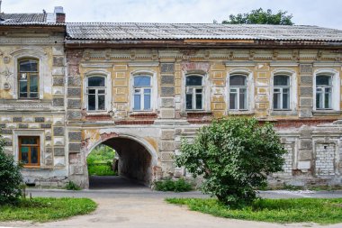 Uglich işçinin sokakta bir kemer ile ev